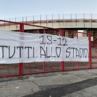 Lo striscione che campeggia da giorni fuori dallo stadio Franco Ossola
