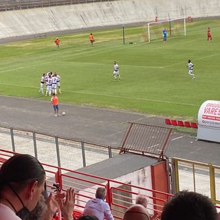 Il Varese chiude la stagione con una sconfitta, ma ai tifosi non interessa: applausi per i biancorossi