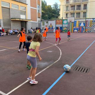 Il cortile dell'oratorio di via San Francesco a Varese animato da bambini che giocano