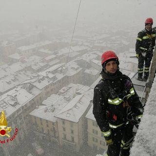 FOTO. La tradizione dell'Immacolata è rispettata: posata sul Bernascone la corona dei vigili del fuoco
