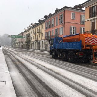 Salatura preventiva delle strade di Varese