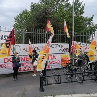 FOTO. La protesta dei lavoratori della sanità, del comparto sociosanitario e delle Rsa davanti alla Prefettura