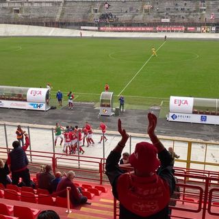 Tutti sotto la tribuna, dove c'è Gazo, dopo l'1-0 di Monticone
