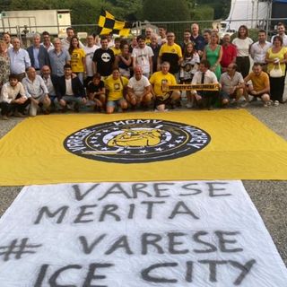 Sindaco, giunta, consiglieri di maggioranza e opposizione, presidenti della Provincia e della Camera di Commercio, associazioni sportive e tifosi di Mastini Forever: davanti al Comune Varese si candida ad ospitare il centro federale degli sport del ghiaccio