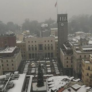 Varese innevata dall'alto nella foto dei vigili del fuoco