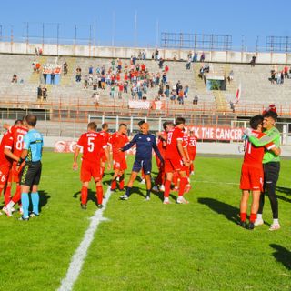 Varese applaudito dal Franco Ossola dopo l'1-0 all'Alcione (foto Ezio Macchi)