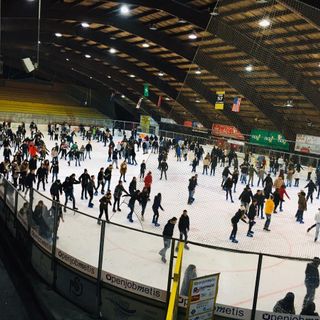 VIDEO. Varese città che pattina: notti magiche al palaghiaccio