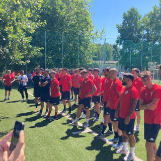 I giocatori del Varese spronati dai tifosi alle Bustecche il giorno del raduno