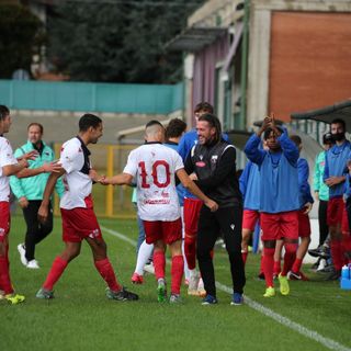Gioia rossoblù: i primi tre punti della stagione sono in cassaforte (foto Enrico Scaringi)