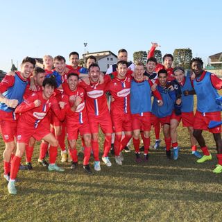 La gioia della Varesina per la vittoria nel recupero che vale il primato tratta dalla pagina Facebook ufficiale del club (foto Enrico Scaringi)