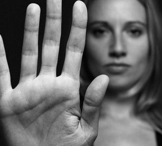 Castiglione Olona "indossa" le scarpe rosse e dice no alla violenza sulle donne