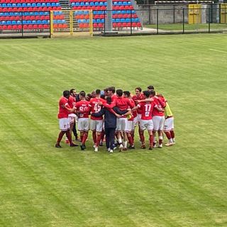 Il gruppo biancorosso a fine gara esulta in mezzo al campo