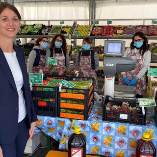 VIDEO - L'ortofrutta Sapia a Masnago si rifà il look, ma non sospende l'attività