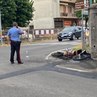Il luogo dell'incidente a Castiglione Olona con la moto a terra all'incrocio tra la Varesina e via Rosselli