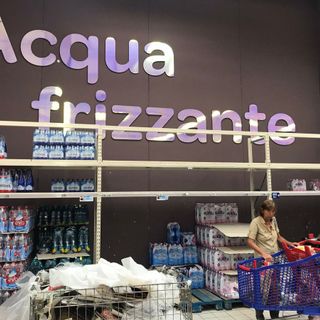 Anche i supermercati varesini non sono più “frizzanti”: «Le bottiglie continuano ad arrivare con il contagocce»