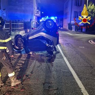 Si ribalta con la Smart, ferito un ventunenne