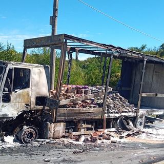 I resti del mezzo pesante. Sotto: il camion in fiamme (foto dalla pagina Facebook &quot;Città di Malnate&quot;)