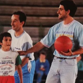 Nella foto di copertina un giovane Bruno Arena, nelle vesti di istruttore di minibasket, vicino a un altrettanto giovane Max Ferraiuolo, all'epoca giocatore della Divarese Varese