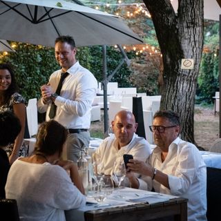 Sotto “Al Ponte”, dove la pizza «crea dipendenza»