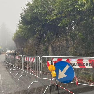 LA LETTERA - «Cosa aspettano a rimuovere la frana in via Campigli, un incidente?»