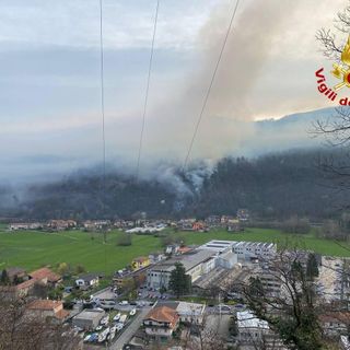 Montegrino, fronte dell'incendio allargato a 500 metri. Chiudono le strade, lunghe code sulla SS 394
