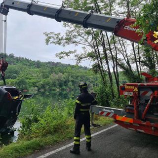 FOTO - Esce di strada e finisce nel fiume. Recuperato dai vigili del fuoco