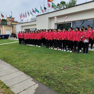Il console cinese schierato davanti alla squadra che affronterà la Coppa del Mondo di Varese