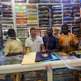 Carlo Bino in un negozio di Bamako, in Mali, insieme all'amico e cliente Youssouf