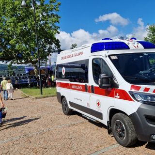 Un'ambulanza alla Schiranna per il Festival dei Giovani (si ringrazia Mario Zeni per le foto)