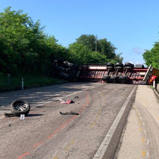 FOTO - Camion si ribalta sulla strada per la Svizzera: quattro feriti a Cantello