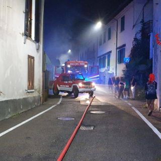 Taino, incendio in un box adibito a magazzino
