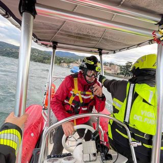 Natante in difficoltà sul lago Maggiore: intervengono i vigili del fuoco