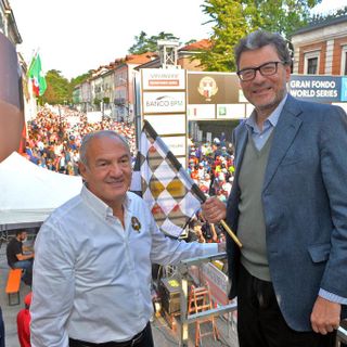 Il patron della Binda Renzo Oldani con il ministro Giancarlo Giorgetti alla partenza della Gran Fondo