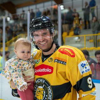 Kyle Gibbons con la piccola figlia Collins (foto di Alessandro Galbiati)