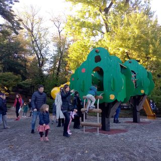 FOTO e VIDEO - Nuovi giochi ai Giardini Estensi, donati dall'affetto di un varesino lontano