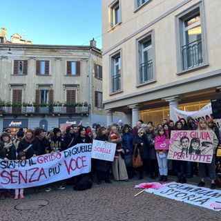FOTO - &quot;Per Giulia, per tutte&quot;: centinaia in piazza a Varese