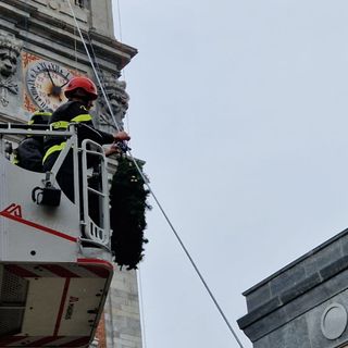 FOTO. Sul Bernascone si rinnova la tradizione dell'Immacolata: i vigili del fuoco depongono una corona d'alloro sul &quot;tetto&quot; della città