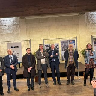 Inaugurata nella sala Varese Vive la mostra “Da solo non basto”. «Perché nessuno sia lasciato solo di fronte alla fatica di crescere»