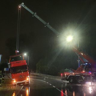 FOTO. Laveno, camion impantanato sulla Provinciale 32. Per liberarlo serve l'autogrù dei vigili del fuoco