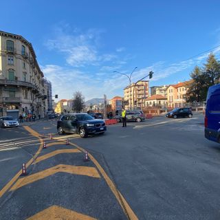 Largo Flaiano, ore 15.27: si passa. Aperta la maxi rotonda all'ingresso di Varese