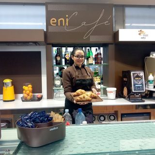 C'è una donna a guidare uno dei distributori di benzina più storici di Varese