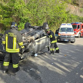 Ribaltamento lungo la statale 394, paura per un uomo di 76 anni