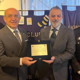 Il maresciallo maggiore Salvatore Giuseppe Manca premiato dal prefetto di Varese Salvatore Pasquariello