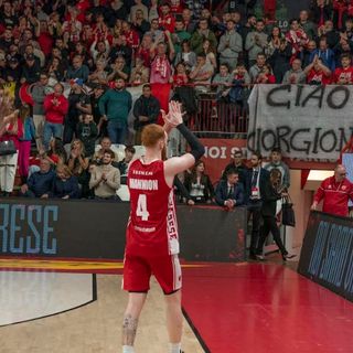 Nico Mannion applaude il pubblico di Varese