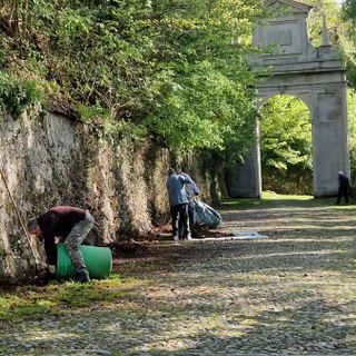 FOTOGALLERY. Sacro Monte, 22 volontari in campo per ripulire la Via Sacra