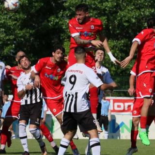 Il salto incredibile di Mattia Gabrielli contro il Meda qui sopra nella foto dell'Oltrepò FBC e, da lontano, nella prima immagine in gallery. Più in basso la premiazione dell'Oltrepò vincitore dell'Eccellenza al Premio Varese Sport e il presidente Catenacci con Gabbia del Milan