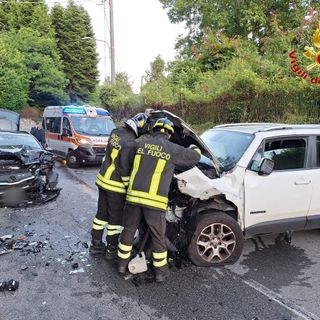 Frontale tra due auto a Travedona Monate: quattro persone soccorse, tra loro un bimbo di 2 anni