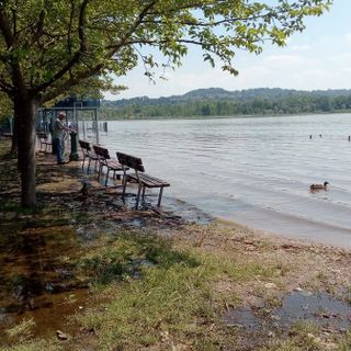 Lago di Varese, via ai bagni. Ma alla Schiranna non si tuffa (per ora) quasi nessuno