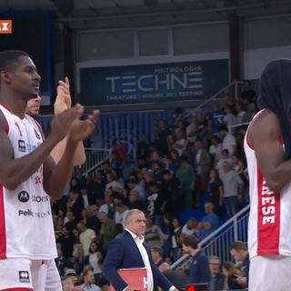 Gabe Brown con l'asciugamano a coprirsi la testa: immagine perfetta per la serata di Varese
