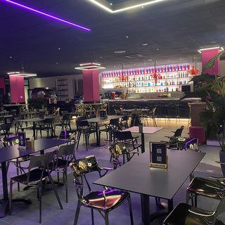L'interno del “Pepe Rosa Lounge - Pizza, dinner, show”, lì dove c'era il Camili ad Azzate